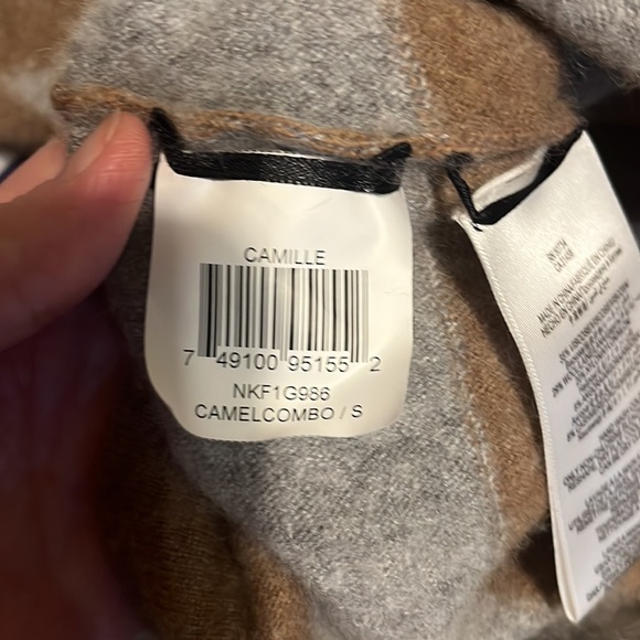 BCBG super soft and sexy small sweater - Picture 7 of 9